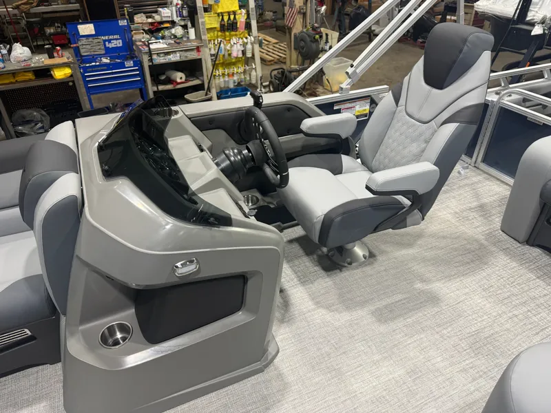 Slide: The Image of Tahoe LTZ 2385 VRB Swingback 2026 - 9