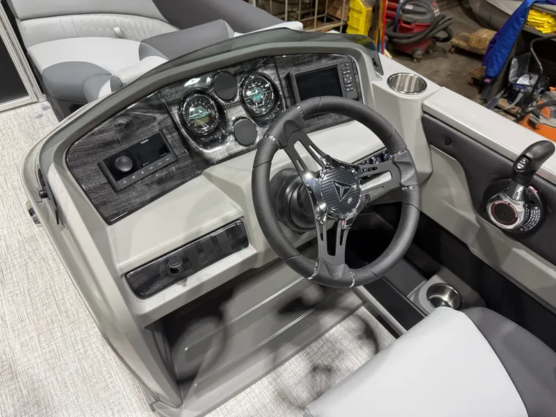 Slide: The Image of Tahoe LTZ 2385 Quad Lounge Shift SS & Honda 4-Stroke EFI 2026 - 12