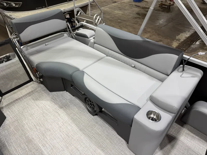 Slide: The Image of Tahoe LTZ 2385 Quad Lounge Shift SS & Honda 4-Stroke EFI 2026 - 19