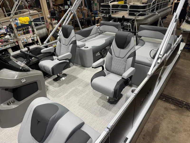 Slide: The Image of Tahoe LTZ 2385 Quad Lounge Shift SS & Honda 4-Stroke EFI 2026 - 3