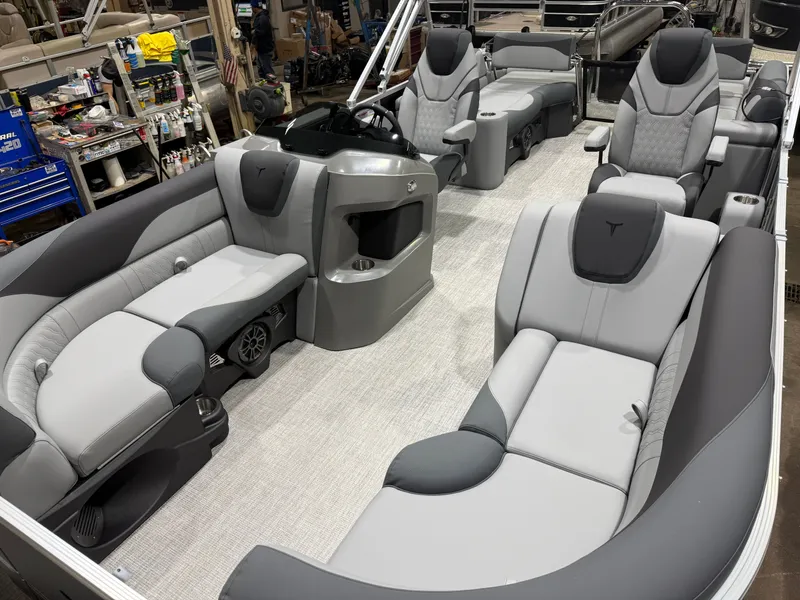 Slide: The Image of Tahoe LTZ 2385 Quad Lounge Shift SS & Honda 4-Stroke EFI 2026 - 30