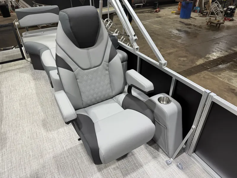 Slide: The Image of Tahoe LTZ 2385 Quad Lounge Shift SS & Honda 4-Stroke EFI 2026 - 9