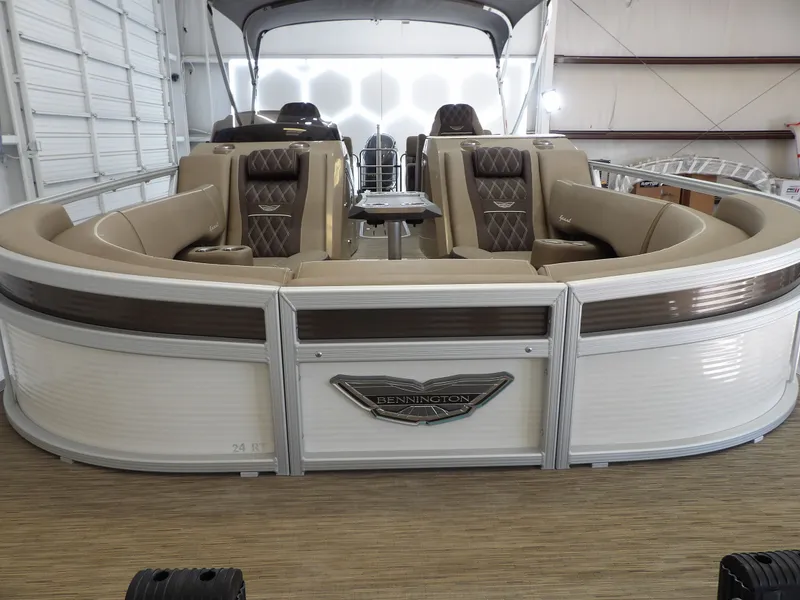 Slide: The Image of Bennington 24 BOWRIDER FASTBACK 2020 - 12