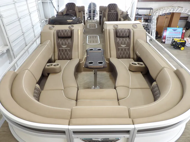 Slide: The Image of Bennington 24 BOWRIDER FASTBACK 2020 - 14