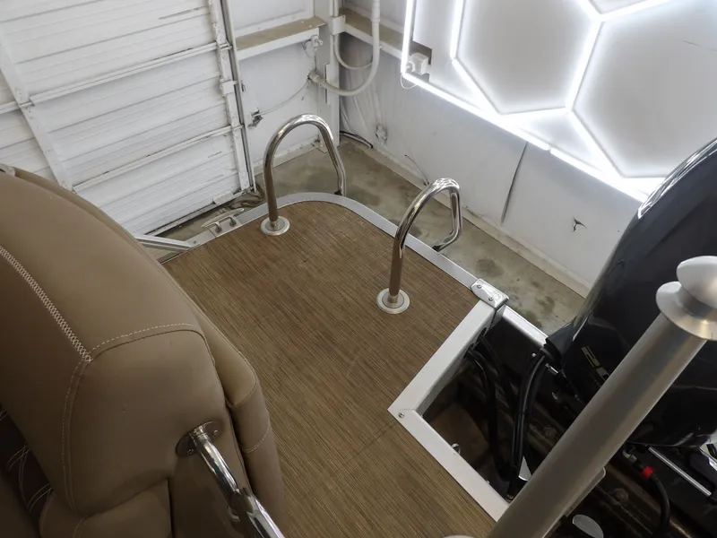 Slide: The Image of Bennington 24 BOWRIDER FASTBACK 2020 - 27