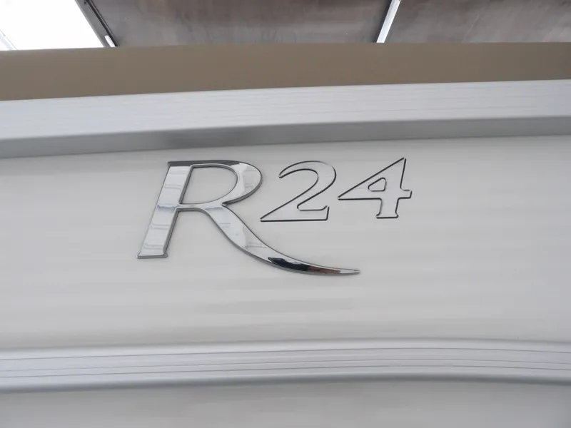 Slide: The Image of Bennington 24 BOWRIDER FASTBACK 2020 - 30