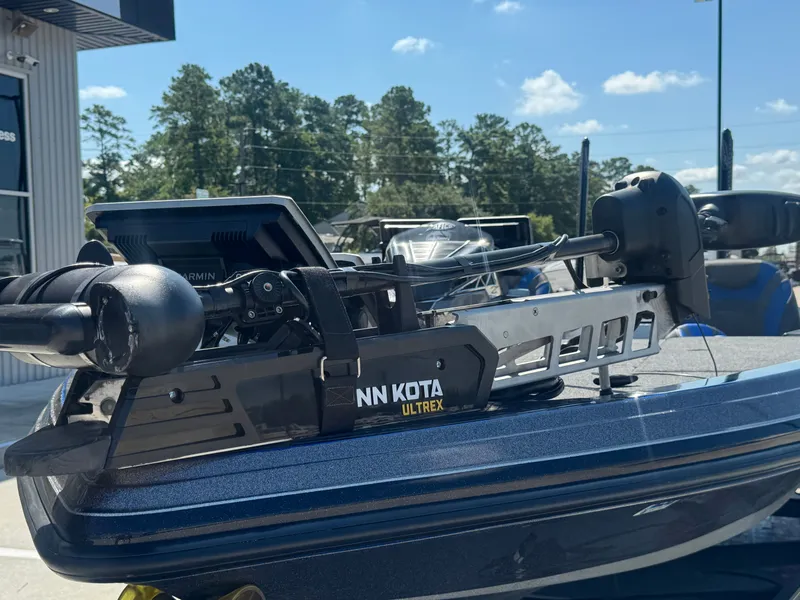 Slide: The Image of 2019 Ranger Z520L boat with Minn Kota Ultrex trolling motor and Garmin electronics. - 13