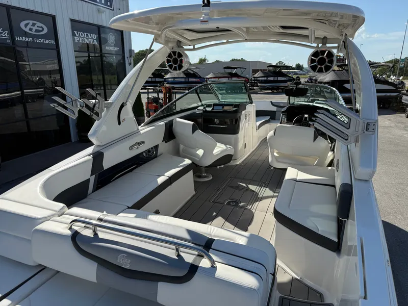 Slide: The Image of Chaparral 30SURF 2023 - 12