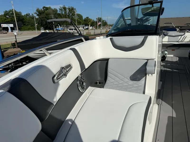 Slide: The Image of Chaparral 30SURF 2023 - 26