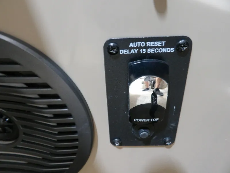 Slide: The Image of Bennington 24 BOWRIDER FASTBACK 2020 - 29