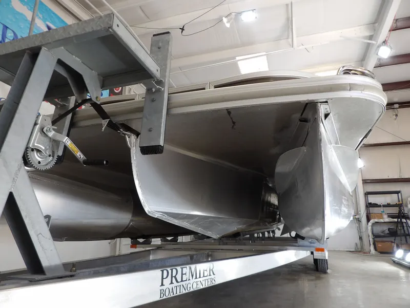 Slide: The Image of Bennington 24 BOWRIDER FASTBACK 2020 - 6