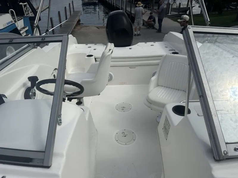 Slide: The Image of Boston Whaler Ventura 180 2006 - 10