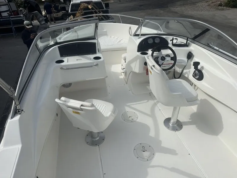 Slide: The Image of Boston Whaler Ventura 180 2006 - 7