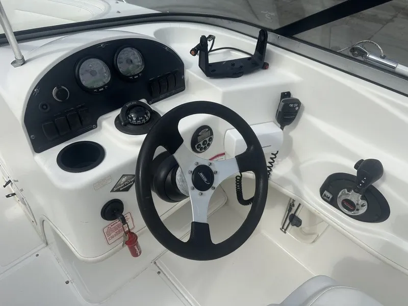 Slide: The Image of Boston Whaler Ventura 180 2006 - 8