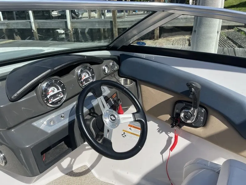 Slide: The Image of Four Winns 200 Horizon 2013 - 5