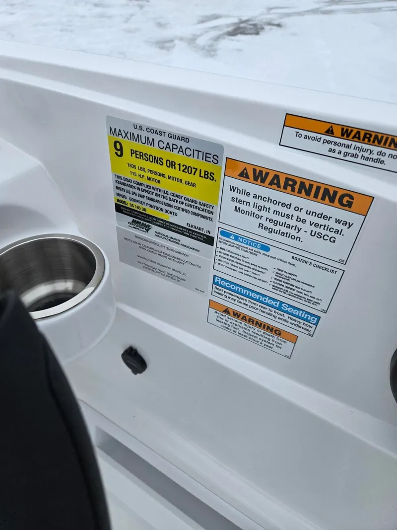 Slide: The Image of Hurricane SunDeck Sport 185 OB 2026 - 10