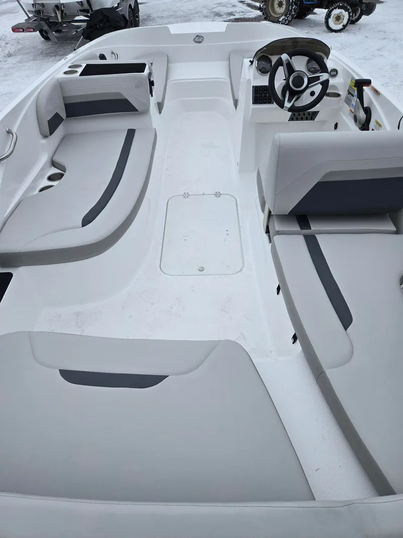 Slide: The Image of Hurricane SunDeck Sport 185 OB 2026 - 11