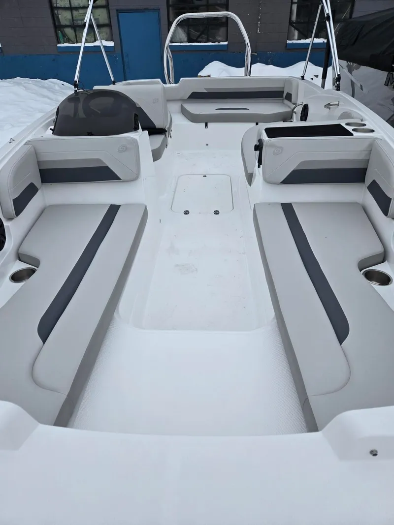 Slide: The Image of Hurricane SunDeck Sport 185 OB 2026 - 6