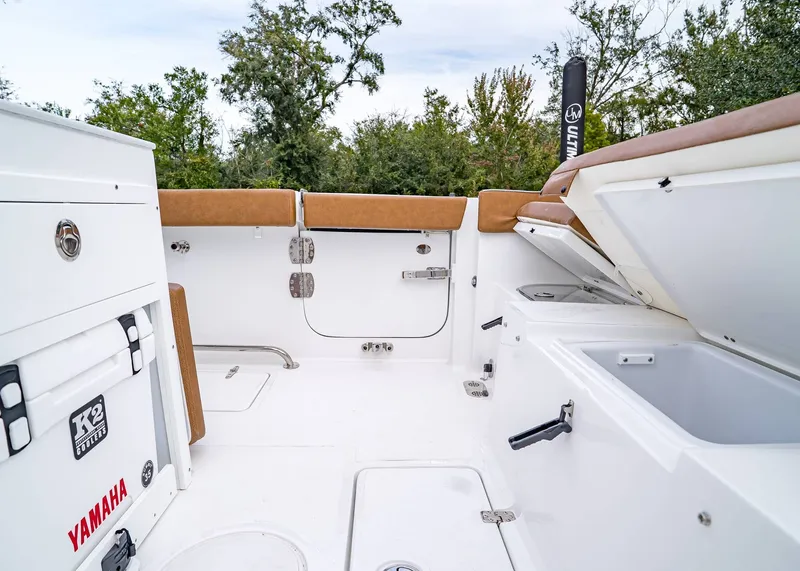 Slide: The Image of Sea Hunt Ultra 275 CB 2026 - 12