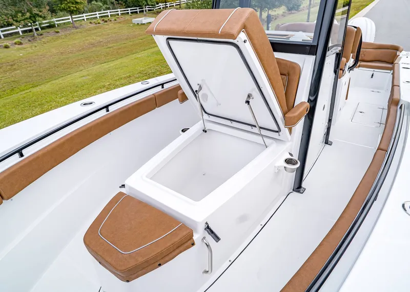 Slide: The Image of Sea Hunt Ultra 275 CB 2026 - 30