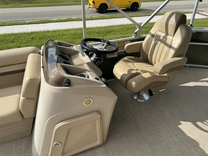 Slide: The Image of Captain's chair and console of a 2018 Bennington 21 SLX pontoon boat. - 6