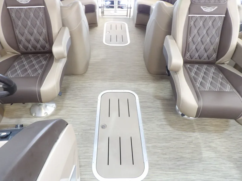 Slide: The Image of Bennington 24 BOWRIDER FASTBACK 2020 - 21