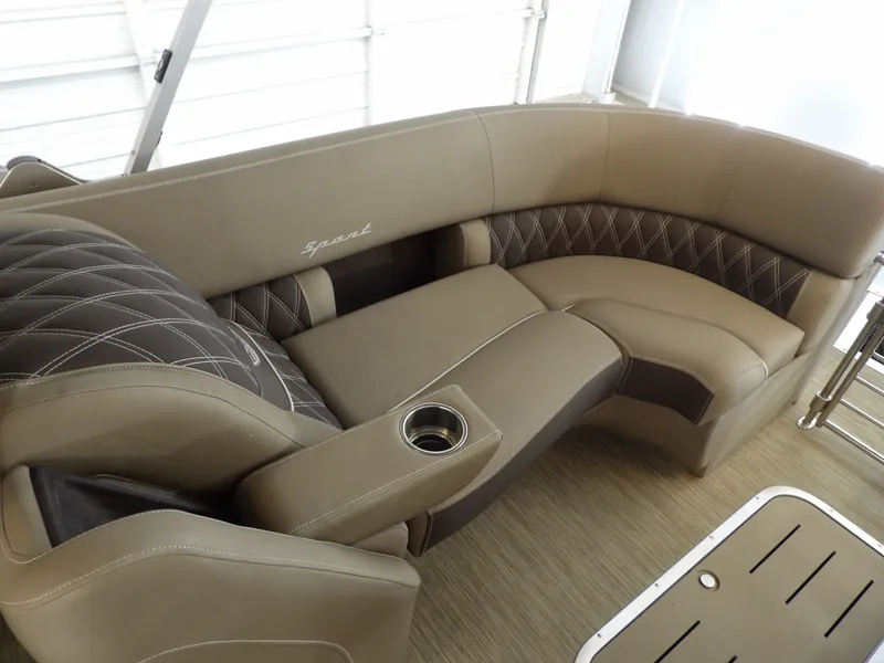 Slide: The Image of Bennington 24 BOWRIDER FASTBACK 2020 - 25