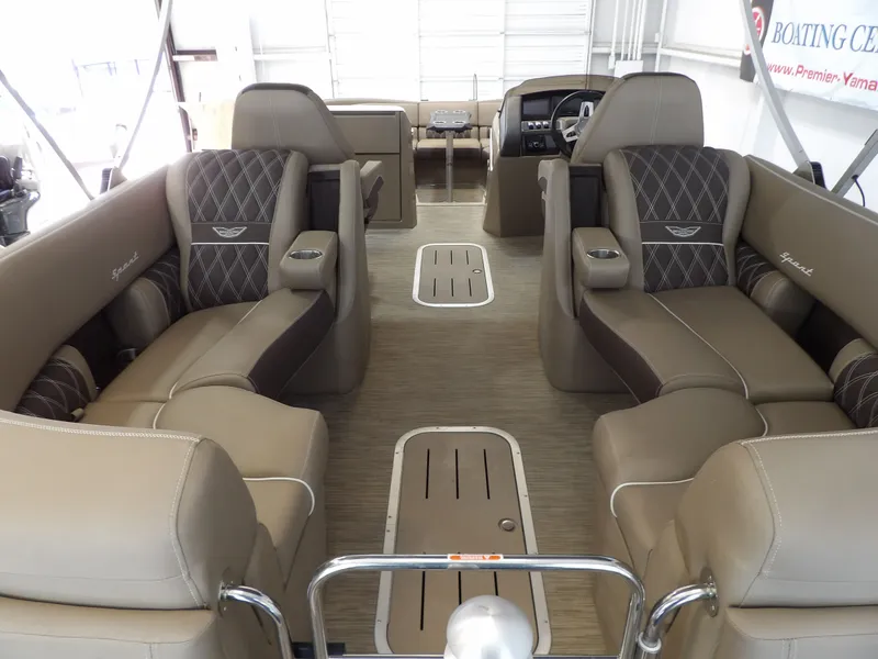 Slide: The Image of Bennington 24 BOWRIDER FASTBACK 2020 - 28