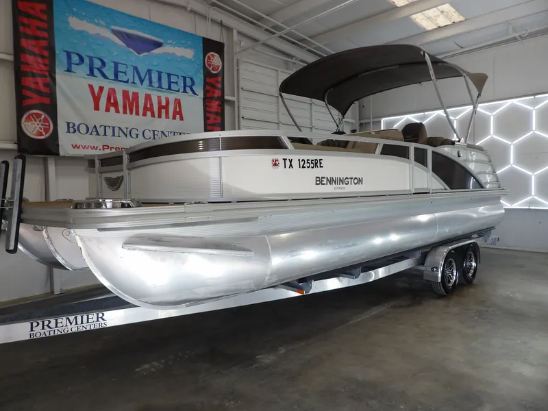 Slide: The Image of Bennington 24 BOWRIDER FASTBACK 2020 - 3