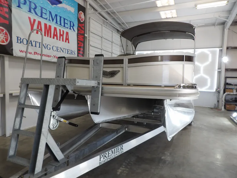 Slide: The Image of Bennington 24 BOWRIDER FASTBACK 2020 - 5