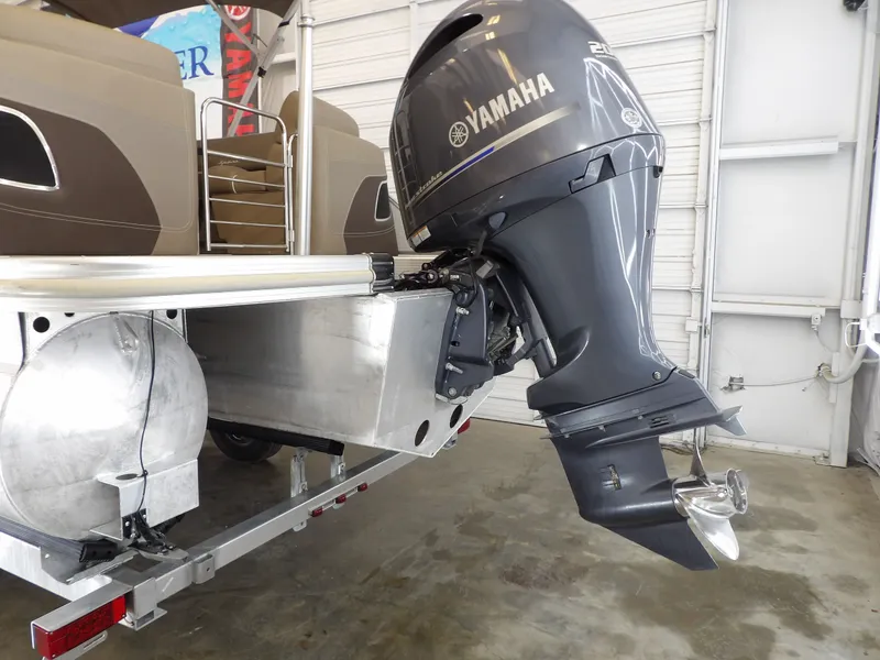 Slide: The Image of Bennington 24 BOWRIDER FASTBACK 2020 - 9