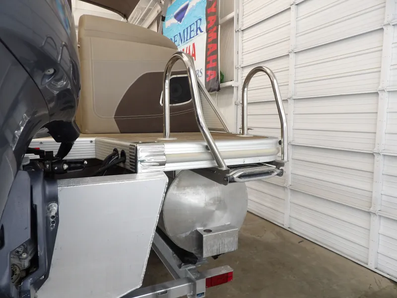 Slide: The Image of Bennington 24 BOWRIDER FASTBACK 2020 - 10