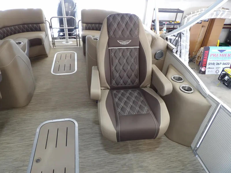 Slide: The Image of Bennington 24 BOWRIDER FASTBACK 2020 - 19