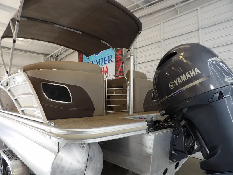 Slide: The Image of Bennington 24 BOWRIDER FASTBACK 2020 - 8