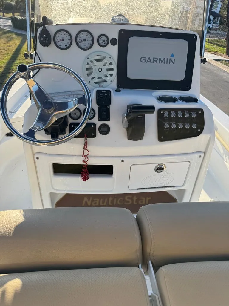 Slide: The Image of NauticStar 227 XTS CC 2019 - 15