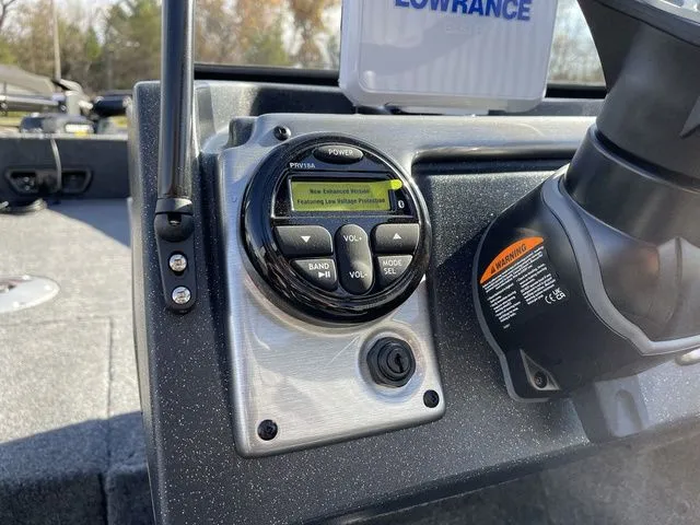 Slide: The Image of Tracker Pro Guide V-175 WT 2026 - 20