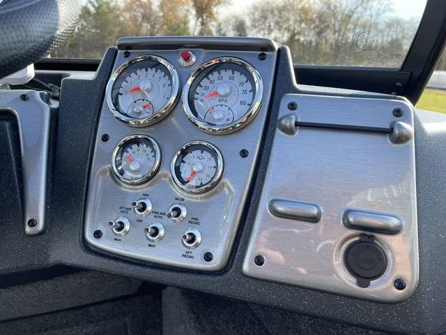 Slide: The Image of Tracker Pro Guide V-175 WT 2026 - 21