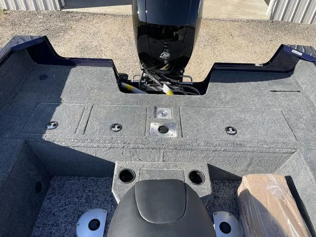 Slide: The Image of Tracker Pro Guide V-175 WT 2026 - 24