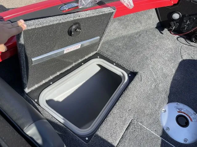 Slide: The Image of Tracker Targa V-18 Combo 2026 - 16