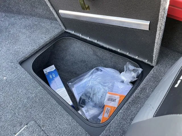 Slide: The Image of Tracker Targa V-18 Combo 2026 - 18