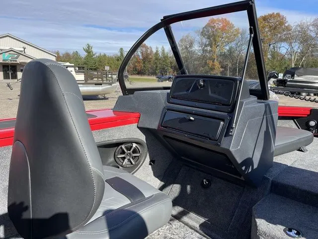 Slide: The Image of Tracker Targa V-18 Combo 2026 - 21