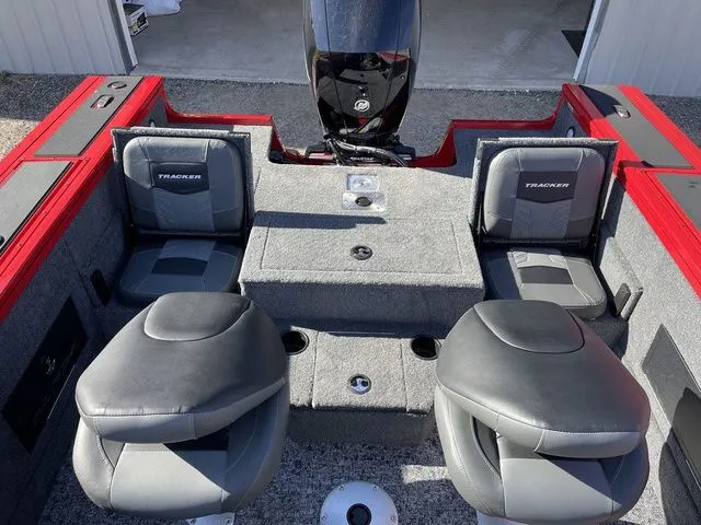 Slide: The Image of Tracker Targa V-18 Combo 2026 - 27