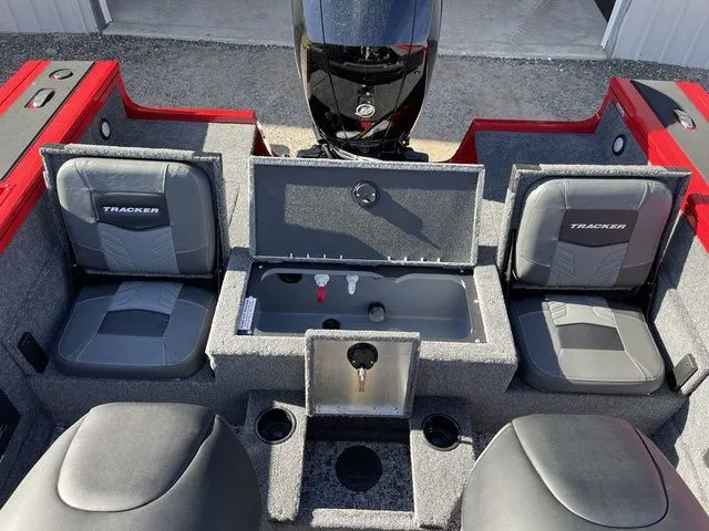 Slide: The Image of Tracker Targa V-18 Combo 2026 - 28