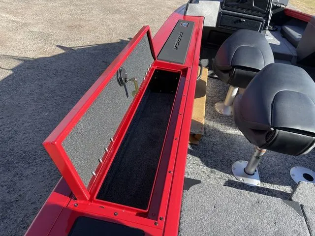 Slide: The Image of Tracker Targa V-18 Combo 2026 - 32