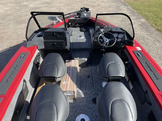 Slide: The Image of Tracker Targa V-18 Combo 2026 - 33