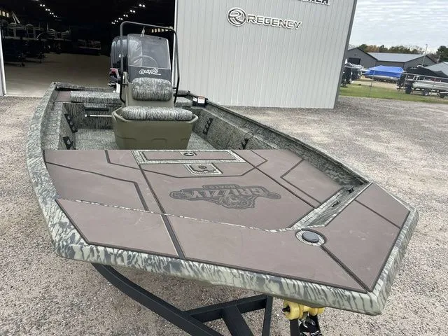 Slide: The Image of Tracker Grizzly 1860 CC 2026 - 11