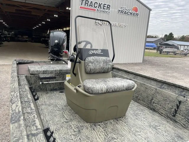 Slide: The Image of Tracker Grizzly 1860 CC 2026 - 12