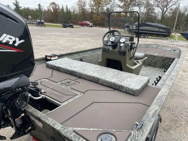 Slide: The Image of Tracker Grizzly 1860 CC 2026 - 13