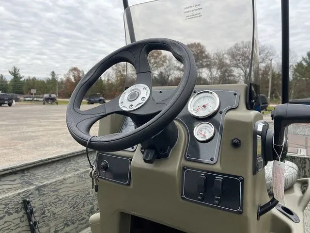 Slide: The Image of Tracker Grizzly 1860 CC 2026 - 14