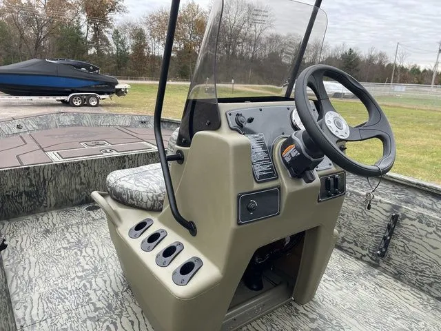 Slide: The Image of Tracker Grizzly 1860 CC 2026 - 15